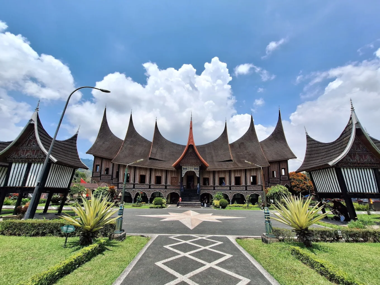 Destinasi-Kabupaten Agam-Istano Basa Pagaruyung