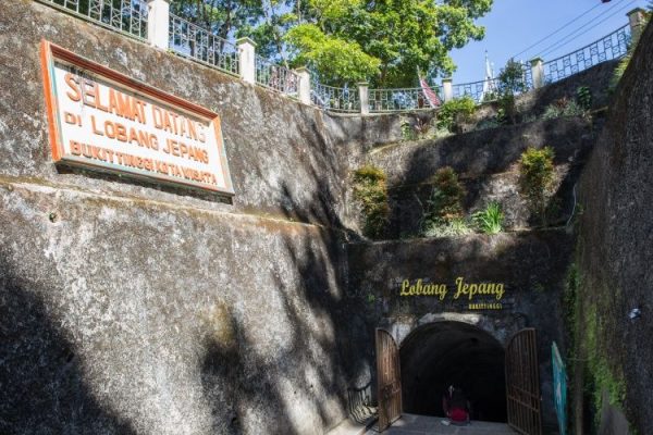 Menyusuri Lorong Sejarah di Lobang Jepang Bukittinggi